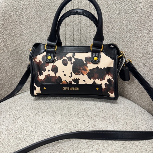Viral Steve Madden Cow Print Faux Leather Crossbody with Bag Charms - NWT - Picture 4 of 8